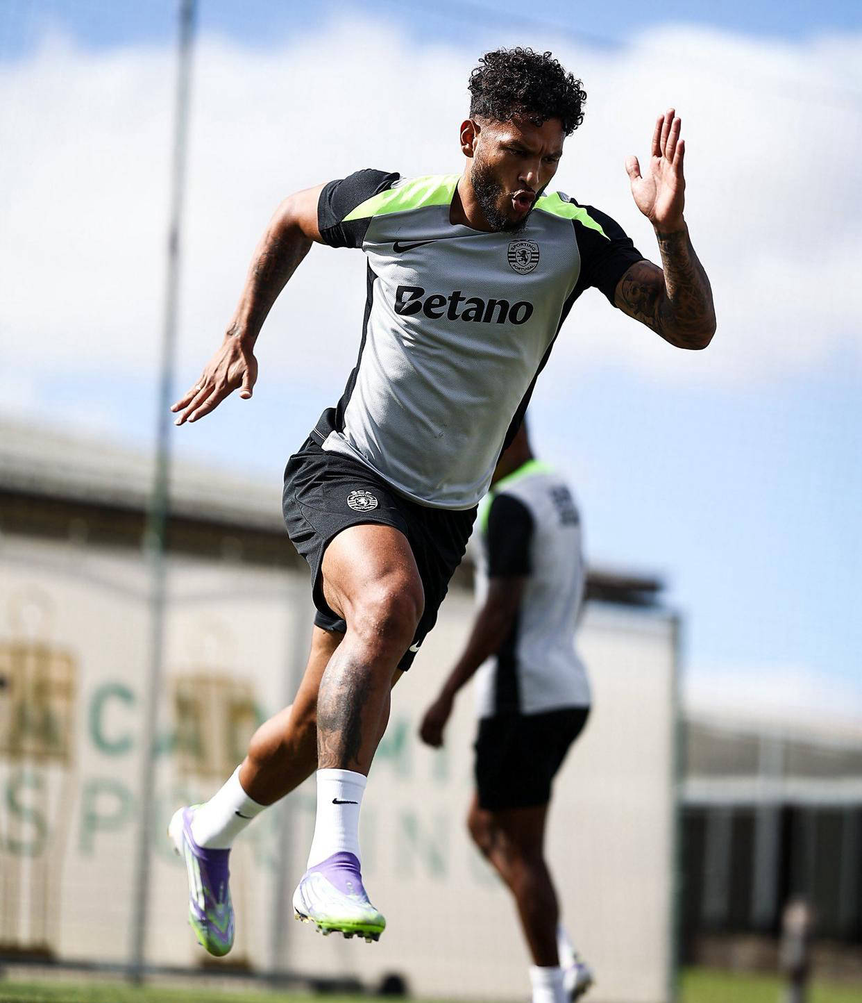 英雄资料-国际比赛日葡超焦点战，尼斯复出首秀，管理层满意，赛季目标并未改变的简单介绍