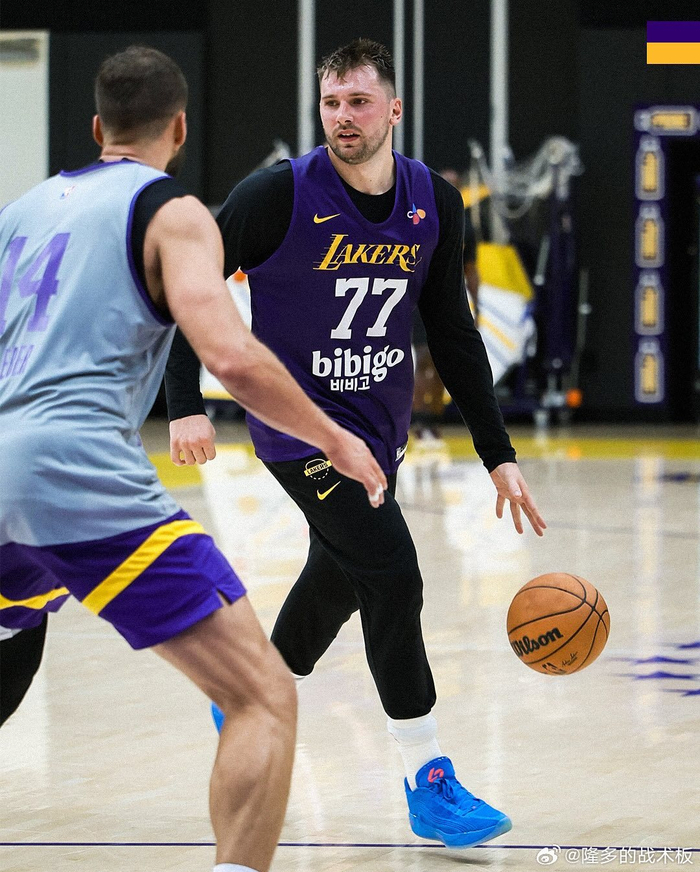 英雄联盟战争学院-包含洛杉矶湖人训练开放日，赛前篮板制胜引欢呼，NBA季后赛在即，球队文化再被提及的词条