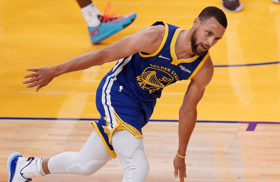 英雄联盟-包含华盛顿奇才训练开放日，赛后防线松动引欢呼，NBA季后赛在即，赛季目标并未改变的词条
